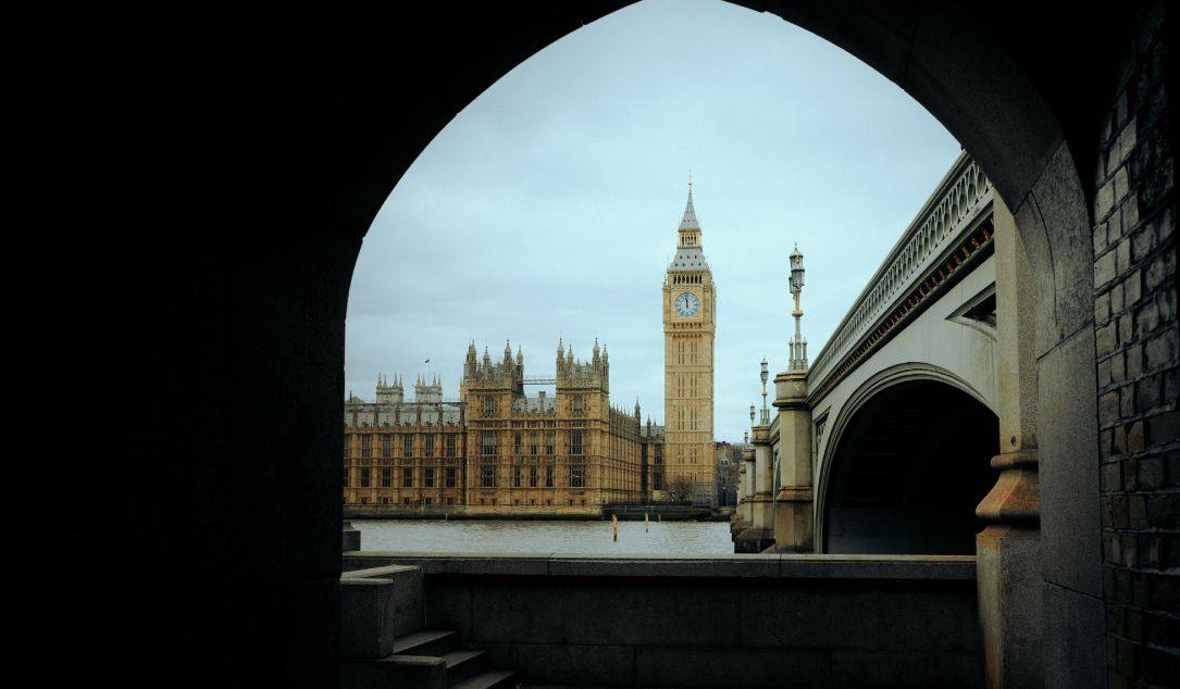 Reino Unido evalúa nuevos límites a donaciones políticas ante advertencias sobre interferencia extranjera difícil de rastrear.