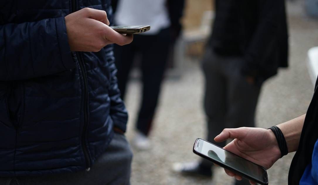 Programa piloto en el Reino Unido para probar restricciones en redes sociales a familias antes de que el gobierno decida sobre una prohibición.