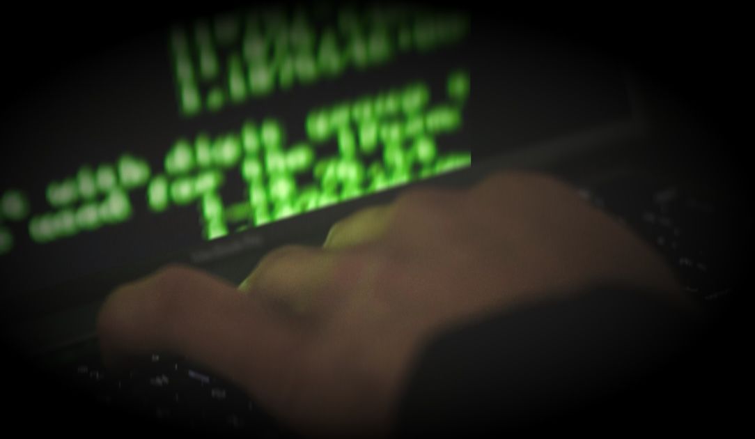 FBI: El fraude cibernético alcanza los 17.6 mil millones de dólares en pérdidas ante el aumento de estafas y robos de criptomonedas.