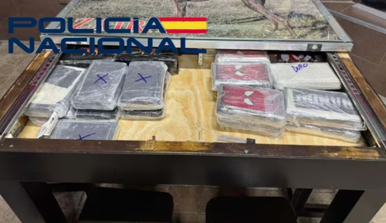 Un compartimento oculto en una mesa contenía un gran cargamento de cocaína en Badajoz.