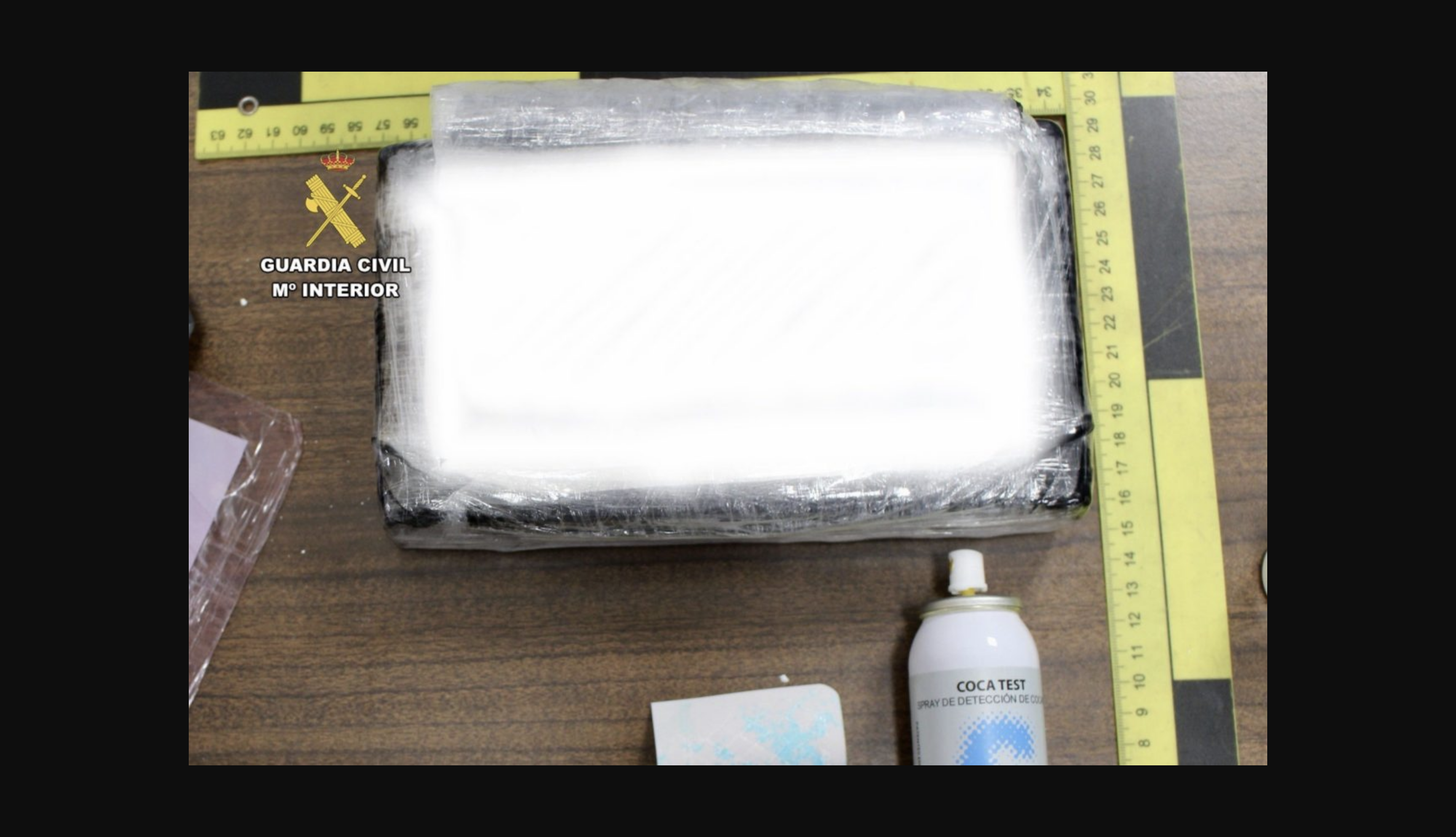 Inusual escape de un narcotraficante que colisiona con un árbol llevando un kilo de cocaína.