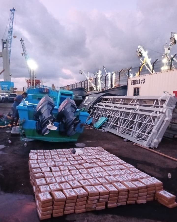 Seis arrestados en tres lanchas de narcotráfico con cocaína al oeste de Manta