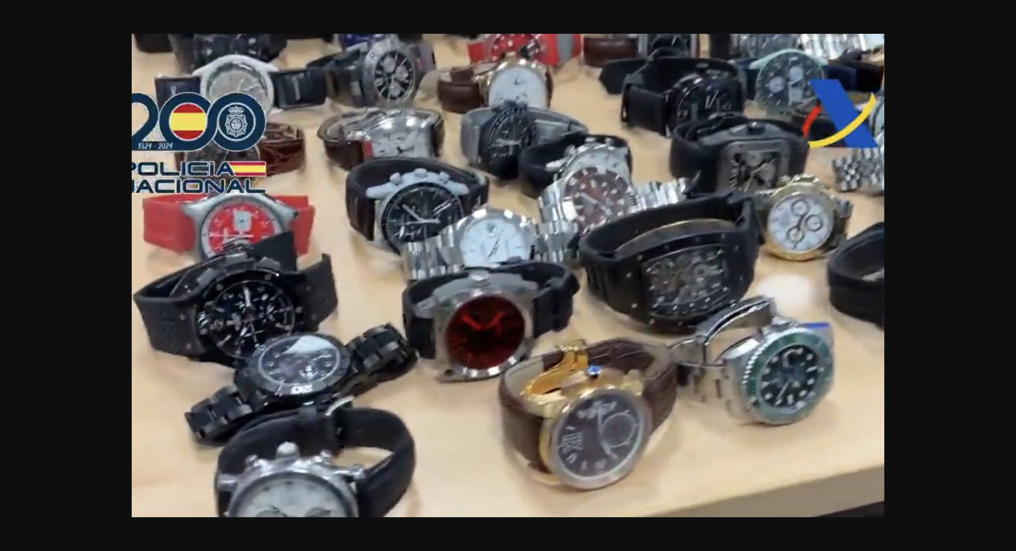 Encuentran un vehículo blindado con ametralladora y 44 armas en un taller ilegal en Ávila