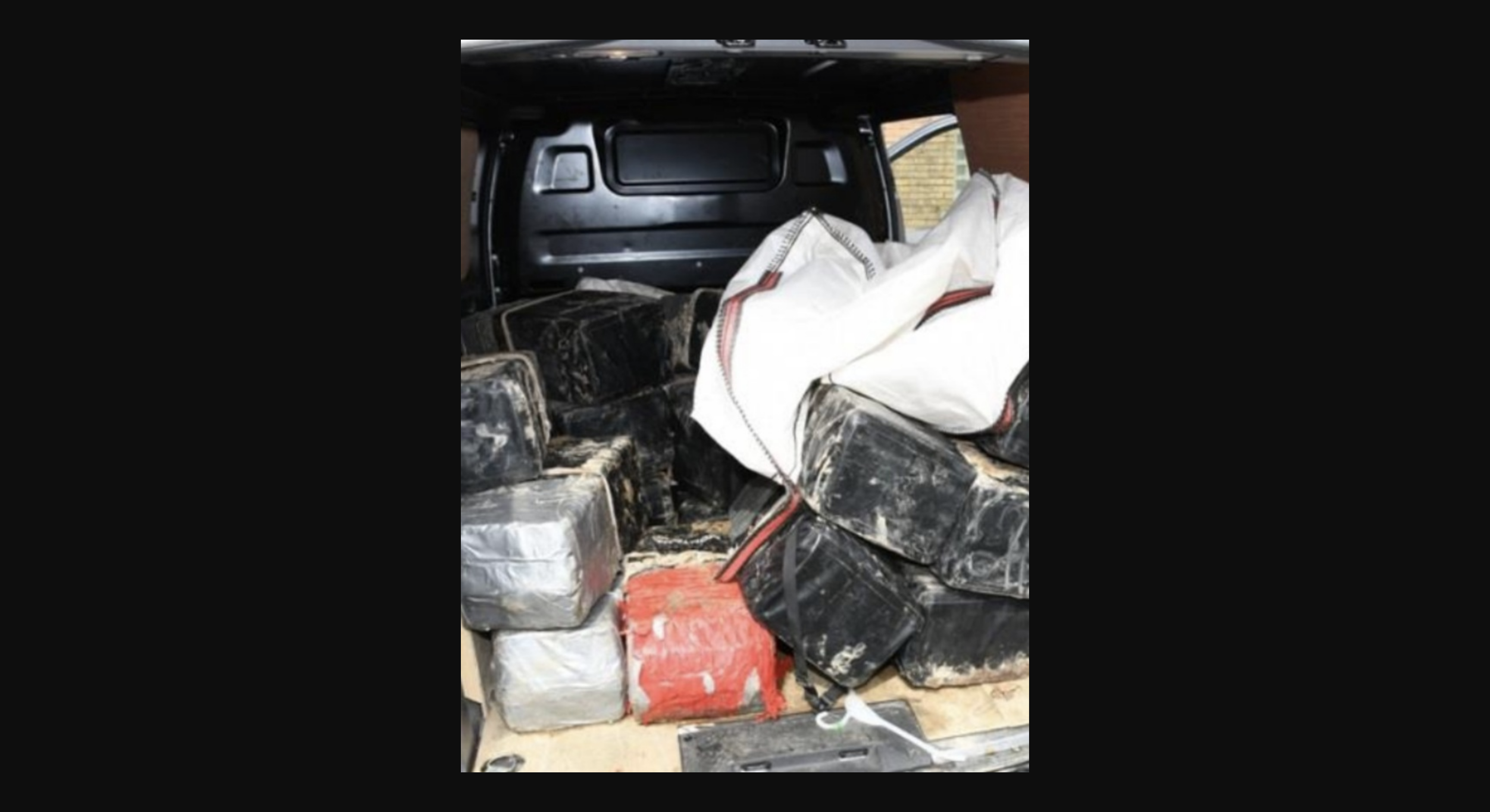 Un 'notario' colombiano abordó una zodiac para llevar cocaína a Inglaterra