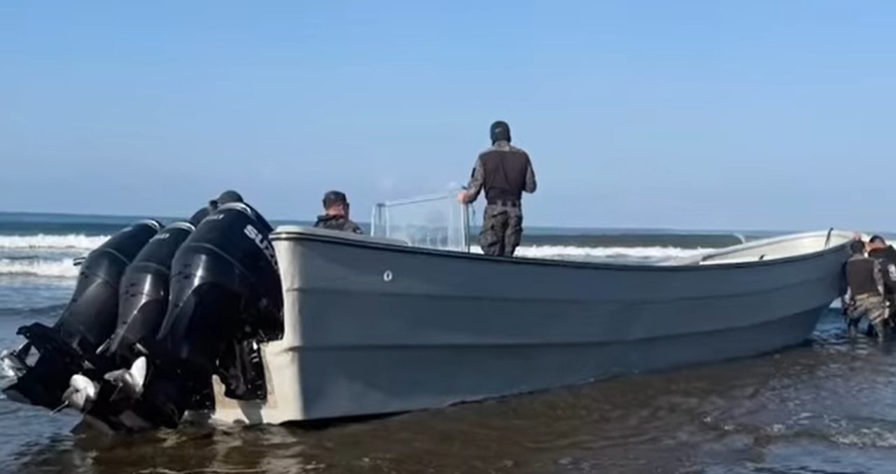 Un enfrentamiento armado, dos embarcaciones relacionadas con el narcotráfico, seis arrestos y 3.000 kilos de cocaína.