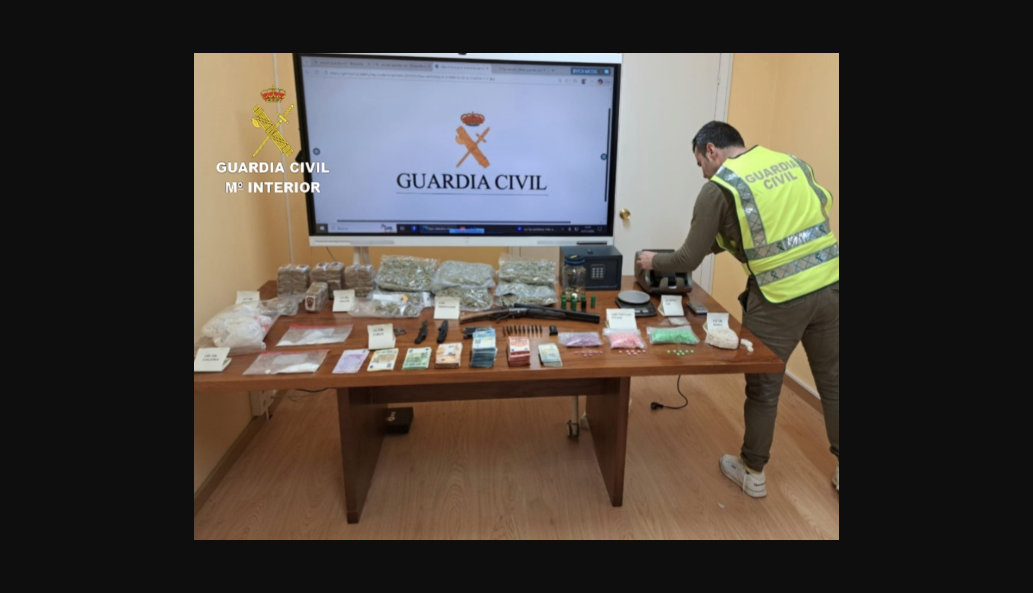 Hallan un 'refugio' con drogas, armas y dinero en la frontera de Pontevedra y Portugal.