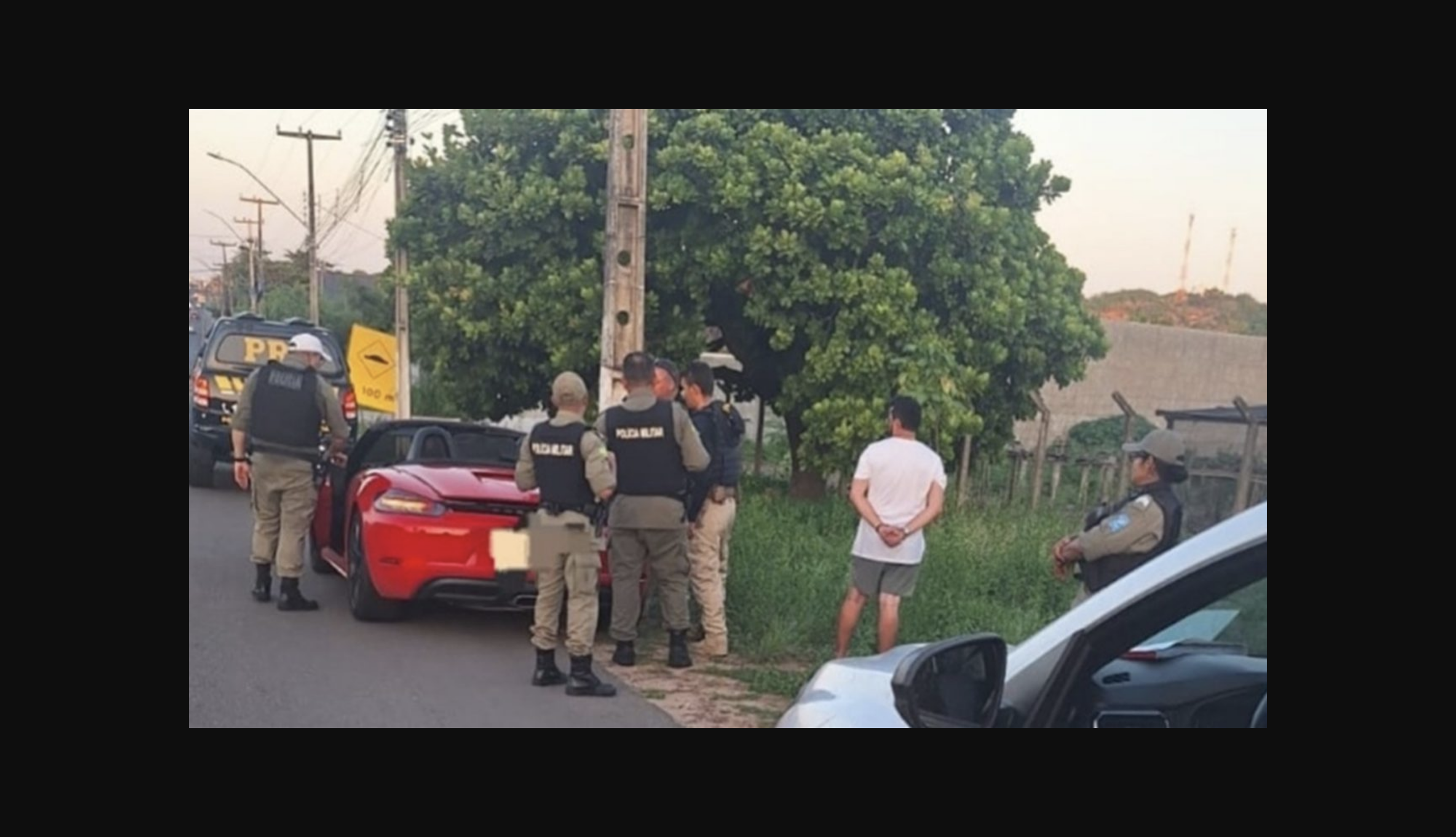 Capturado durante una carrera clandestina en su Porsche con una pistola cargada en el asiento trasero.
