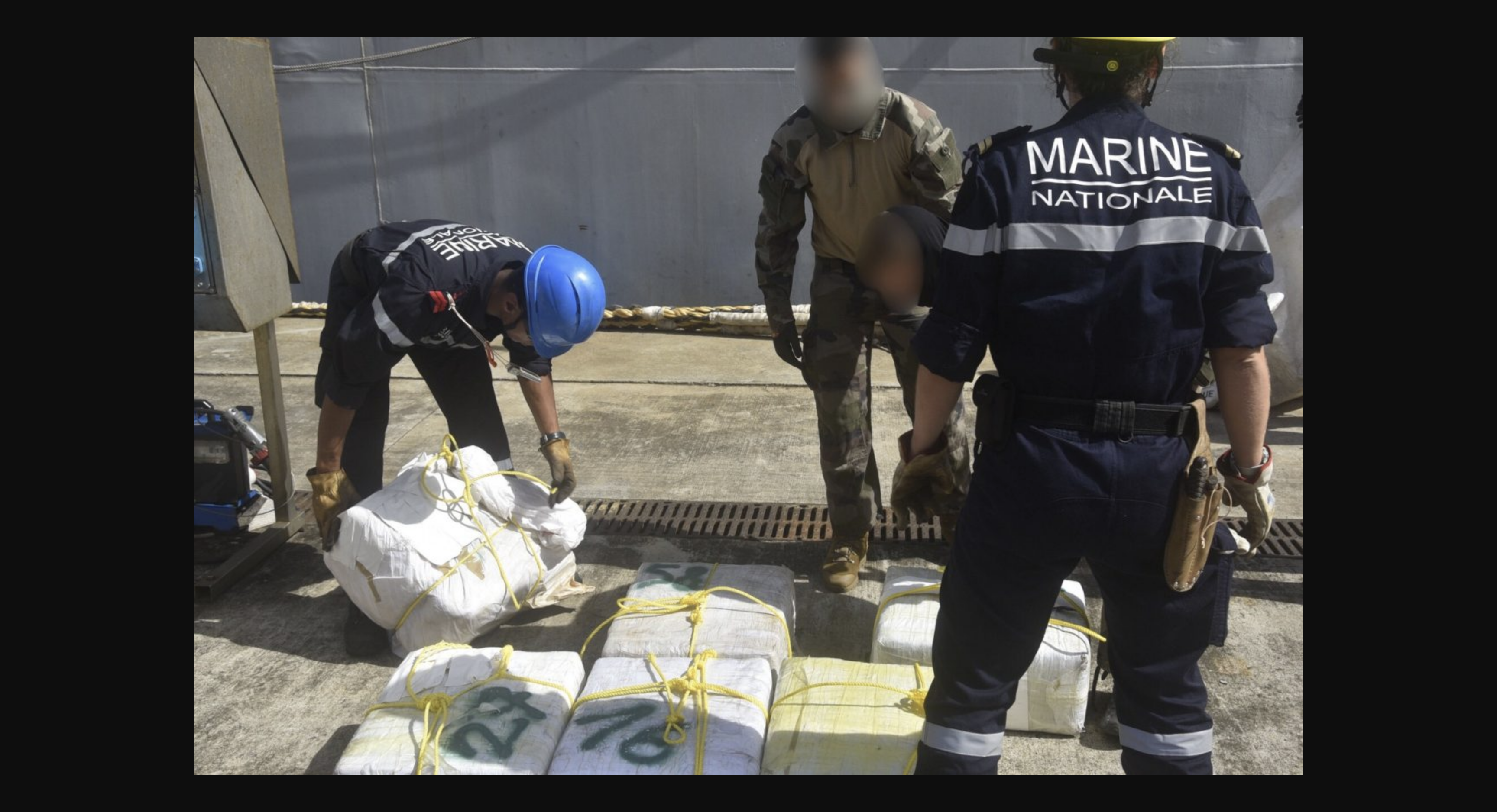 Francia intercepta un barco pesquero y confisca 2.360 kilos de cocaína.