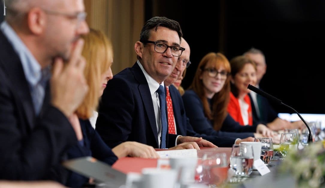 Andy Burnham reafirma continuidad en la política cibernética del Reino Unido y reanuncia al ministro a pesar de eliminar el ministerio.