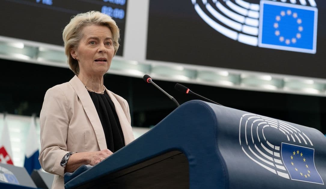 La presidenta de la Comisión Europea impulsa una nueva ley que retrasa el acceso de los adolescentes a las redes sociales.