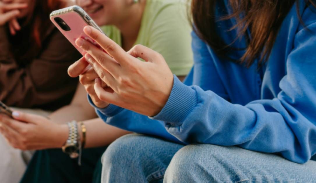 La mayoría de los jóvenes australianos sigue utilizando redes sociales a pesar de la prohibición, según investigadores.