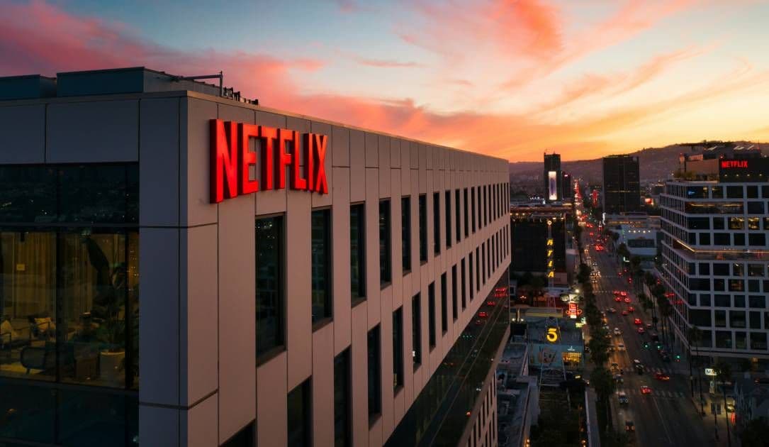 Texas demanda a Netflix por prácticas de datos que crean 'máquinas de vigilancia' sin el consentimiento del usuario.