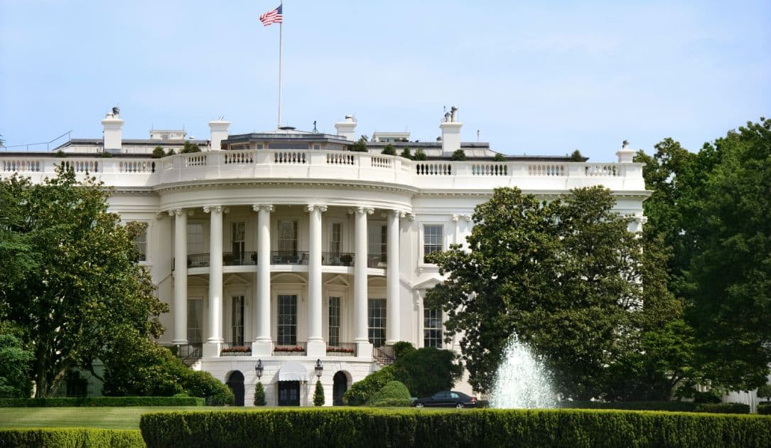 La Casa Blanca presenta un orden ejecutivo simplificado sobre IA.