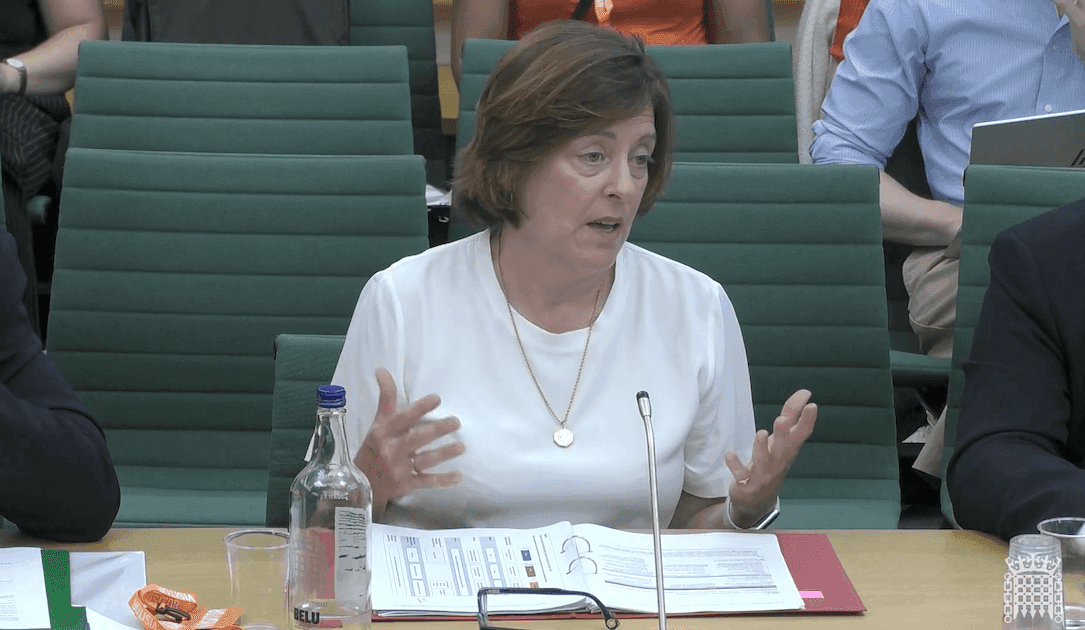 Reino Unido investiga a TikTok por supuestas fallas en la verificación de edad, exponiendo a niños a riesgos en línea.
