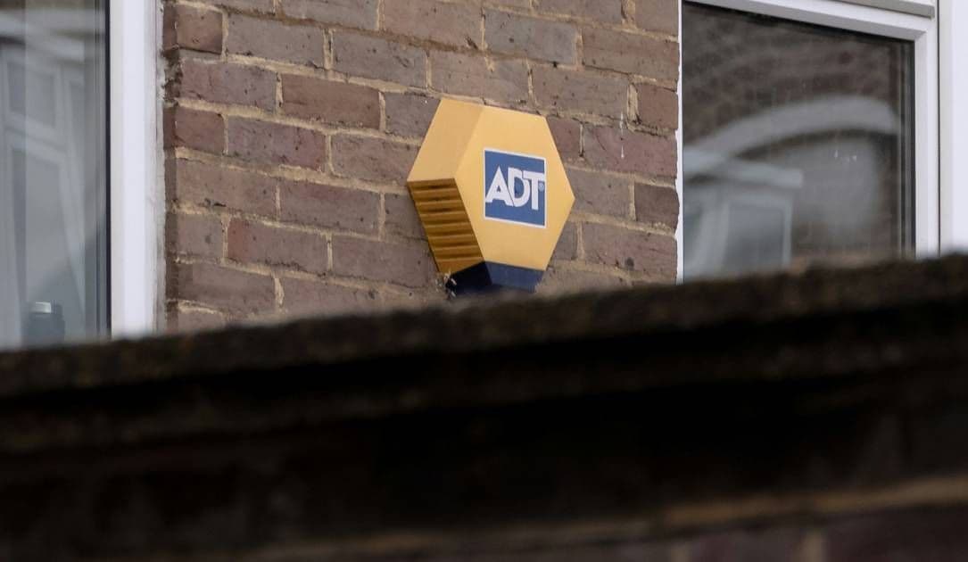 ADT informa que datos de clientes fueron robados en una intrusión cibernética.