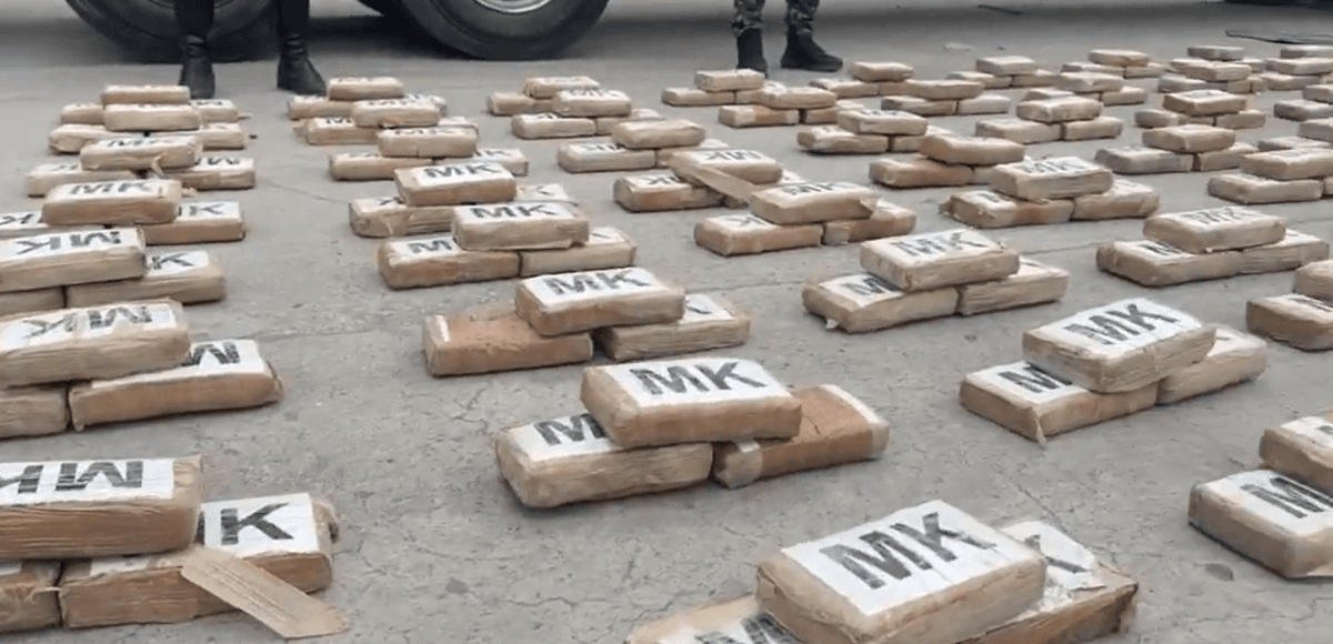 Se descubren 600 kilos de cocaína escondidos en un amplio compartimento oculto de un camión al occidente de Guayaquil.