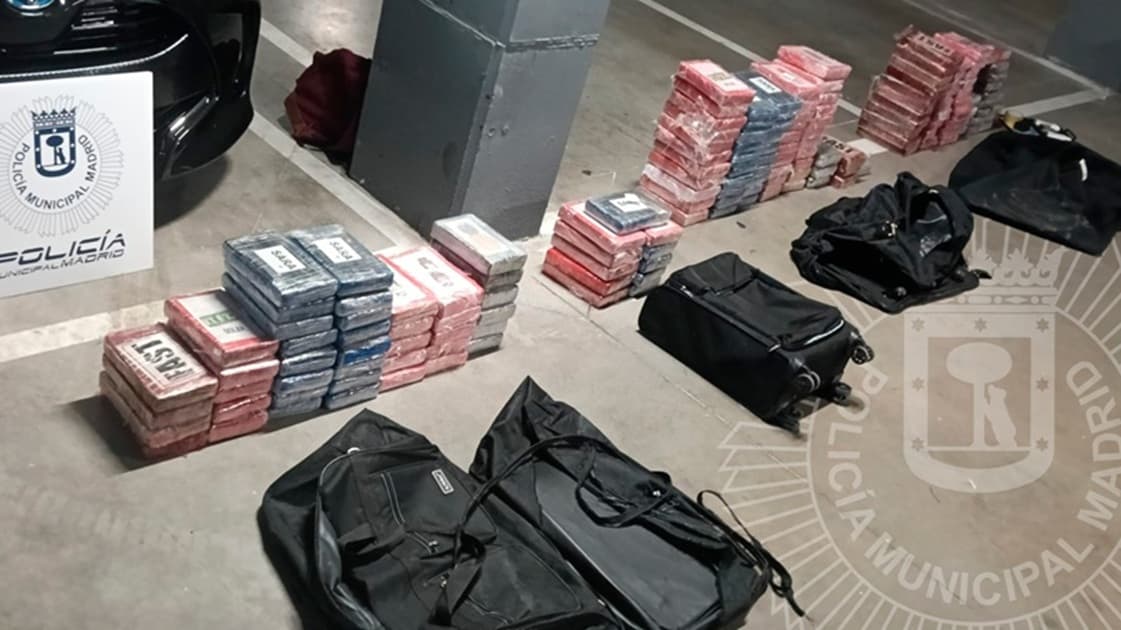 Los narcotraficantes abandonan 111 kilos de cocaína en un aparcamiento de Hortaleza.