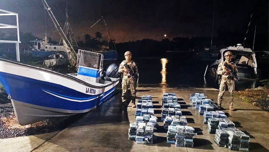 Desmantelan una embarcación narcotraficante en el Caribe con 587 kilos de cocaína escondidos en el casco.